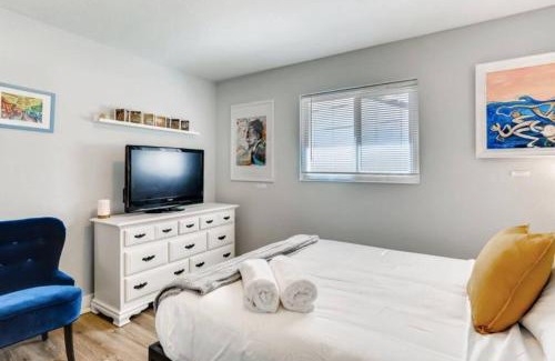 Southeastern Sacramento House | Smart Eclectic ART HOUSE near UC Davis Med Center