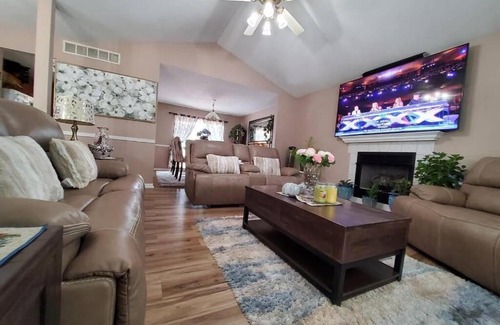 Columbia House | Smart Entire Loft, 3 br, 2 bath, with 3 tv