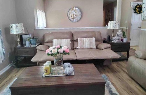 Columbia House | Smart Entire Loft, 3 br, 2 bath, with 3 tv