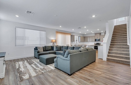 Peters House | Smart Fridge, King Bed, Massage Chair & EV Charger