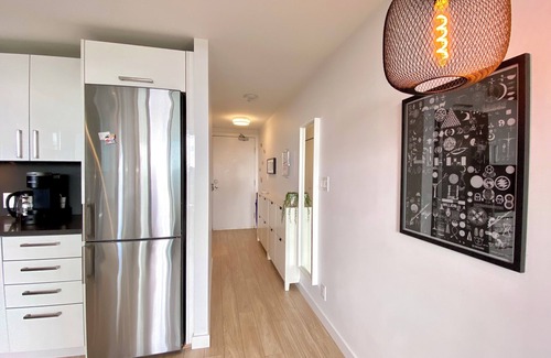 Downtown Eastside Apartment | Smart+Modern⬩6min→DT⬩Keyless⬩Parking⬩City Views