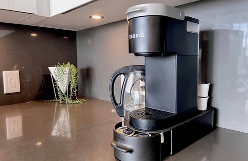 Downtown Eastside Apartment | Smart+Modern⬩6min→DT⬩Keyless⬩Parking⬩City Views