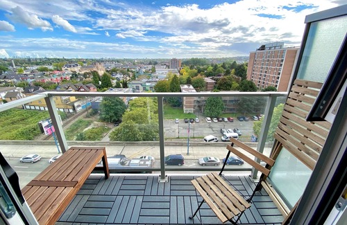 Downtown Eastside Apartment | Smart+Modern⬩6min→DT⬩Keyless⬩Parking⬩City Views