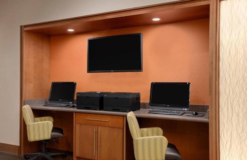 Sumner House | Smart rooms near Portland Airport with a pool