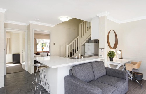 Subiaco Apartment | Smart three bedroom apartment with swimming pool & spa.