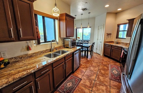 Tucson House | Smart TV BBQ Grill Tucson Saguaro Desert View Stargazing Soak Tub WiFi 2 Car Gar