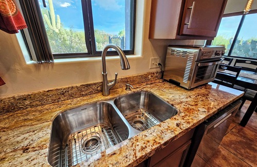 Tucson House | Smart TV BBQ Grill Tucson Saguaro Desert View Stargazing Soak Tub WiFi 2 Car Gar