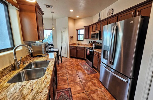 Tucson House | Smart TV BBQ Grill Tucson Saguaro Desert View Stargazing Soak Tub WiFi 2 Car Gar