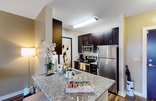 Malden Apartment | Smart TV Pool Full Kitchen 20min→Airport King