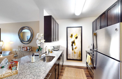 Malden Apartment | Smart TV Pool Full Kitchen 20min→Airport King