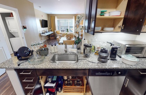 Malden Apartment | Smart TV Pool Full Kitchen 20min→Airport King