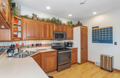 Woodruff House | Smeagle's Terrapin | LUX Lakefront, Theatre, Dock, Kayaks, AC, Hot Tub