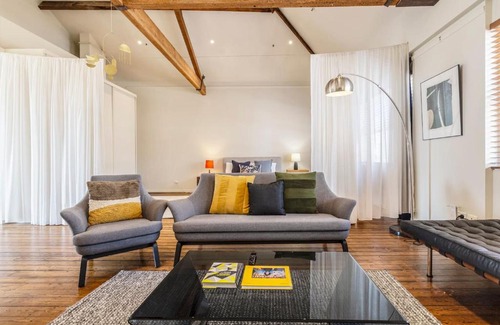 Collingwood Apartment | Smith Street Studio - Trendy Inner-city Balcony Stay