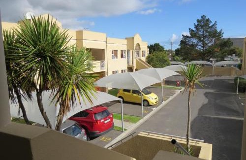 Parow North Apartment | Smithland Centrally Located Accommodation