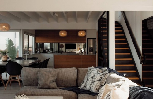 Smiths Beach House | Smiths Beach Phillip Island - right on the beach. Waikiki Beachfront.