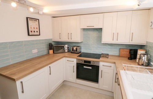 Barlow House | SMITHY COTTAGE, pet friendly, with a garden in Chesterfield