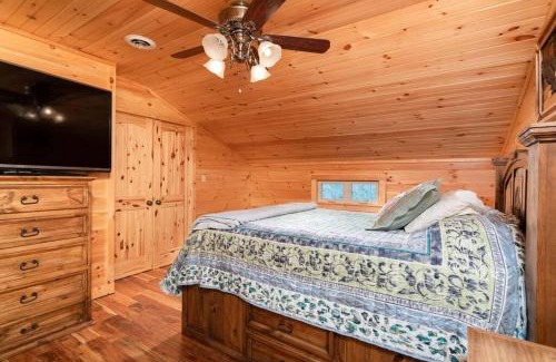 Dandridge House | Smoke Rise Barn · Great Lake Front, Large Dock, 4bdrm, Pool Table