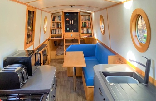 Little Witcombe Boat Rental | Smoke (Rowington Narrowboats)