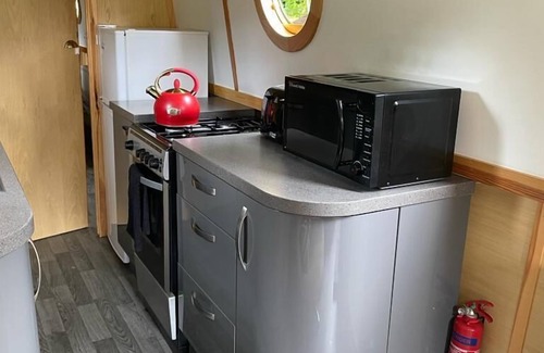 Little Witcombe Boat Rental | Smoke (Rowington Narrowboats)