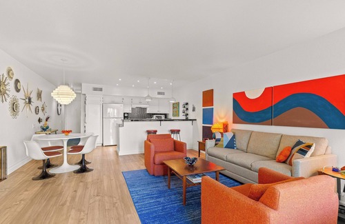 Twin Palms Condo | Smoketree Original: Contemporary Condo Next to Smoke Tree Shopping Center