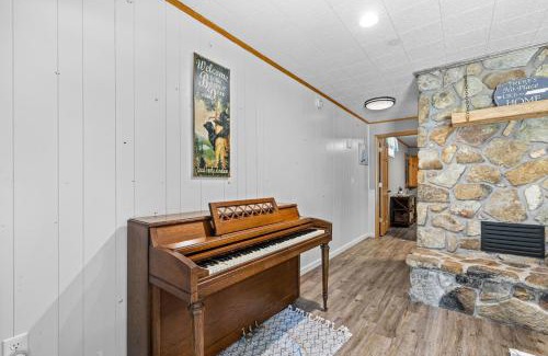 Newport Ski Chalet | Smoky Everest