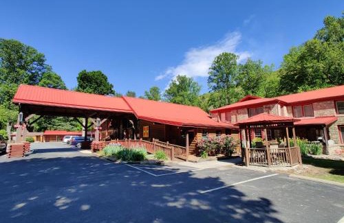 Maggie Valley Hotel | Smoky Falls Lodge