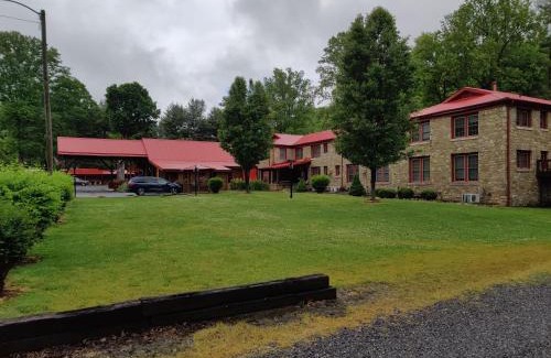 Maggie Valley Hotel | Smoky Falls Lodge