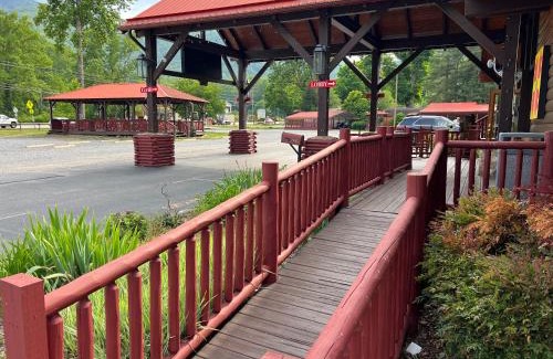 Maggie Valley Hotel | Smoky Falls Lodge