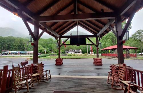 Maggie Valley Hotel | Smoky Falls Lodge