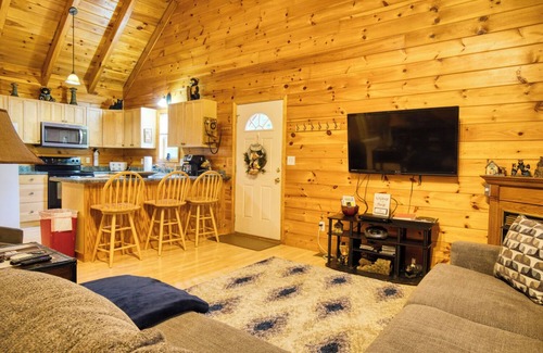 Rocky Grove Cabin | Smoky Mountain Cabin w/Hot Tub and Fire pit