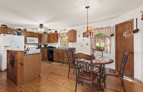 Settlers Ridge Cabin | Smoky Mountain Mecca by AvantStay | Mountain Views
