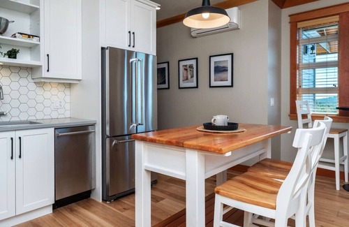 Metchosin Condo | Smoky Mountain Retreat-Peaceful & Private Stay