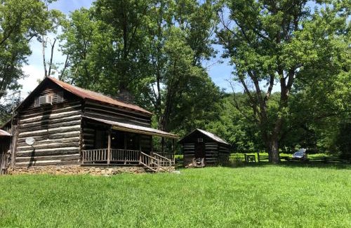 Sevierville House | Smoky Mountain Romantic Handcrafted Cabins