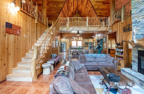 Franklin Cabin | Smoky Mtn Cabin - Hot Tub, Pool Table, Wrap Around Deck, 2x Fire Pits, Starlink