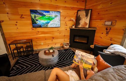 Sevierville House | Smoky Mtn Cabin New Deck Bunks Hot Tub Game Room