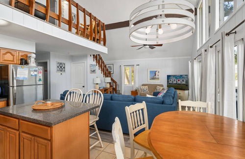 Deep Hole House | Smooth Sailing is a fabulous Direct Canalfront Vacation Home in prestigious Oyst