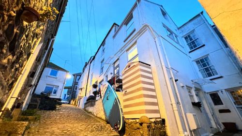 St Ives Apartment | "SMUGGLERS HIDE" & "SMUGGLERS CABIN" - A 2 Bedroom FISHERMANS COTTAGE with Childs Bunk and HARBOUR VIEWS - and also a private entrance connecting 1 BED STUDIO - 10 Metres To Sea Front - 2023 GLOBAL REFURBISHMENT AWARD WINNER