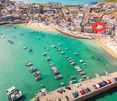 St Ives Apartment | "SMUGGLERS HIDE" & "SMUGGLERS CABIN" - A 2 Bedroom FISHERMANS COTTAGE with Childs Bunk and HARBOUR VIEWS - and also a private entrance connecting 1 BED STUDIO - 10 Metres To Sea Front - 2023 GLOBAL REFURBISHMENT AWARD WINNER