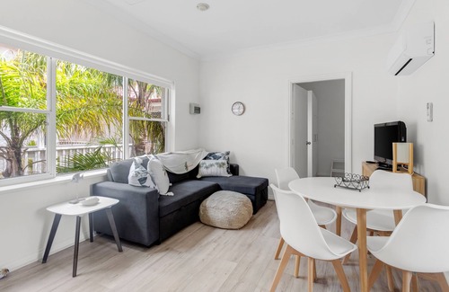 Victor Harbor Apartment | 'Smugglers no 9 ' - swimming pool + heart of Victor Harbor + beach!
