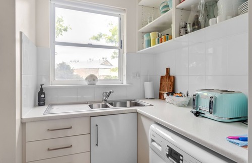 Victor Harbor Apartment | 'Smugglers no 9 ' - swimming pool + heart of Victor Harbor + beach!