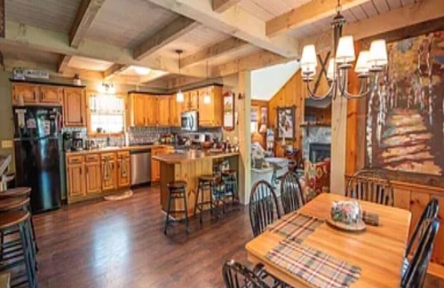 West Dover Ski Chalet | Snow Owl Chalet - Dover, 4-Bd 3-Bth - 10 Min. - Mt Snow! Saltwater Hot Tub!