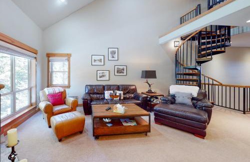 Truckee Apartment | Snow Porch