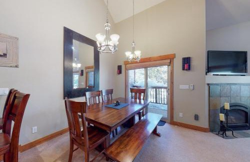 Truckee Apartment | Snow Porch