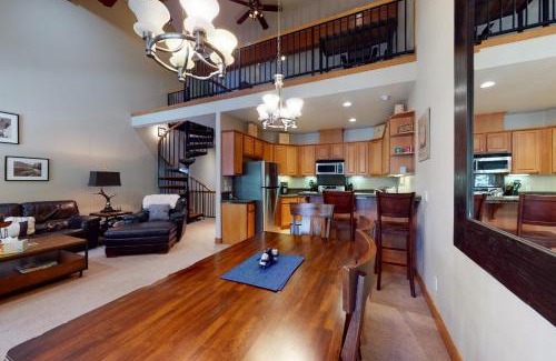 Truckee Apartment | Snow Porch