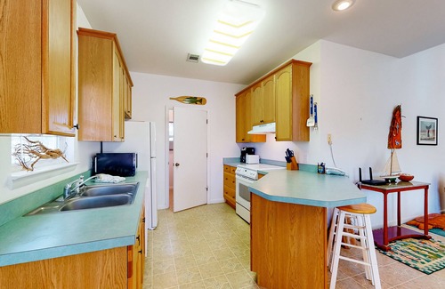 Sea Palm Village House | Snowbird-friendly home near the beach with deck, outdoor shower, W/D
