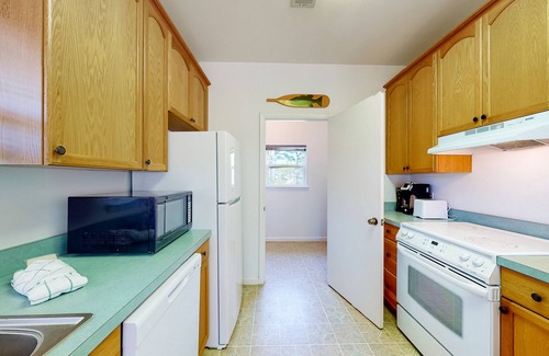 Sea Palm Village House | Snowbird-friendly home near the beach with deck, outdoor shower, W/D
