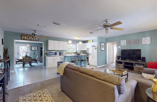 South Bradenton House | Snowbird-friendly home with enclosed yard, deck, grill, central AC