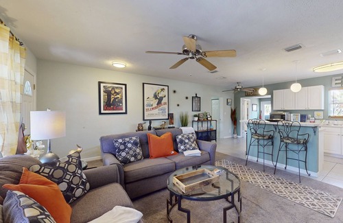 South Bradenton House | Snowbird-friendly home with enclosed yard, deck, grill, central AC