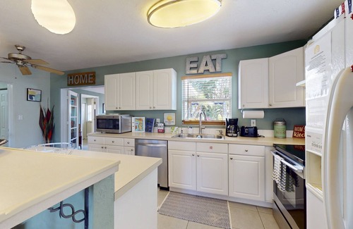 South Bradenton House | Snowbird-friendly home with enclosed yard, deck, grill, central AC