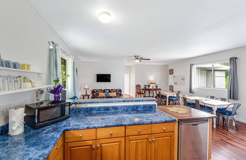 Keaau House | Snowbird-friendly home near the beach with patio, grill, outdoor dining area